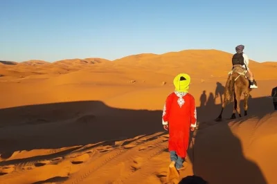 Découvrez le désert du sahara entre marrakech et merzouga en 3 jours : balade à dos de chameau, kasbah d’aït ben haddou, gorge du dadès, nuits en hôtel et bivouac, transport inclus.