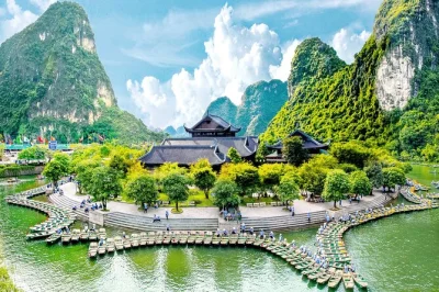 Erlebe die ruhe der kalksteinfelsen in ninh binh, rudere durch die trang an höhlen, erklimme den aussichtspunkt der mua cave und genieße ein vietnamesisches mittagessen. inklusive hotelabholung.