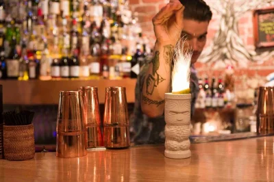 Descubre los bares escondidos en las laneways de melbourne con cuatro locales únicos, un guía experto y tu primera copa incluida. vive la auténtica cultura de la hospitalidad local.