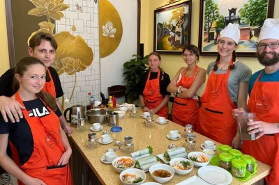 Descubre el old quarter de hanoi con una clase de cocina práctica, paseo por el mercado local y degustación de café de huevo. incluye ingredientes, guía en inglés y almuerzo.