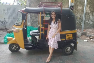 Explore os bairros históricos de kochi de tuk-tuk, com transporte do hotel, paradas secretas para fotos e um guia local mostrando a história viva de fort kochi e mattancherry.
