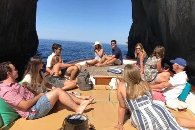 Saia de sorrento, positano ou amalfi para um passeio exclusivo em capri de barco particular, com teleférico para o monte solaro, visita à villa san michele e tempo livre na charmosa piazzetta.