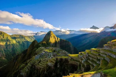 Explore machu picchu em um passeio de um dia saindo de cusco com trem privado, traslado no hotel e guia local. inclui ingressos e todos os transportes.