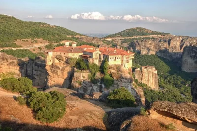 Explore o mistério de delphi, admire os penhascos de meteora e desfrute de um jantar grego após um passeio privado saindo de atenas. inclui traslado e guia local.