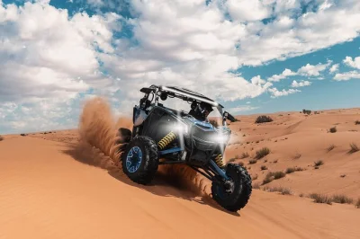 Vivez l’adrénaline des dunes de dubaï à bord d’un can-am maverick x3 turbo rr avec transfert privé et guide local. une heure de sensations fortes, de sable et de rires.