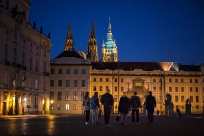 Descubre el lado misterioso de praga con un tour nocturno por el castillo, el callejón del oro y leyendas del casco antiguo. grupo pequeño, guía experto y paseo en tranvía incluido.