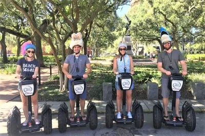 Découvrez le charme de savannah lors d’une visite guidée en segway—passez devant la telfair academy, la cathédrale et ses places ombragées, tout en écoutant les histoires d’un vrai habitant