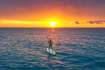 Comece o dia deslizando pelo mar do caribe em playa del carmen com um tour de stand up paddle ao nascer do sol, aula guiada, fotos inclusas e benefícios no beach club.