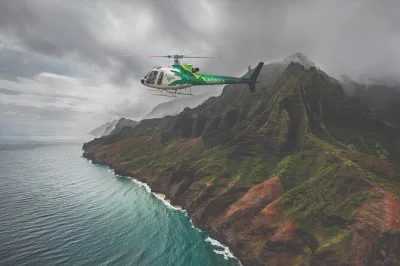 Vola sopra la costa di na pali e le cascate di kauai con un tour in elicottero di 60 minuti. tutte le tasse incluse, guida locale e massima sicurezza.