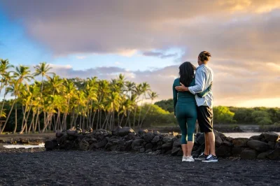 Découvrez le café kona, promenez-vous sur la plage de sable noir de punaluʻu, admirez les cratères du kilauea de près et terminez par un dîner au kilauea lodge—transferts et repas inclus.