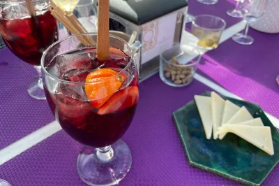 Sinta a energia de sevilha provando quatro tipos de sangria, acompanhados de queijo e azeitonas locais, com um anfitrião que conta histórias. acesso para cadeirantes e reserva fácil.