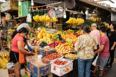 Découvrez lima autrement avec un cours de cuisine péruvienne, une visite guidée du marché local et une dégustation de fruits exotiques. cours avec chef et repas inclus.