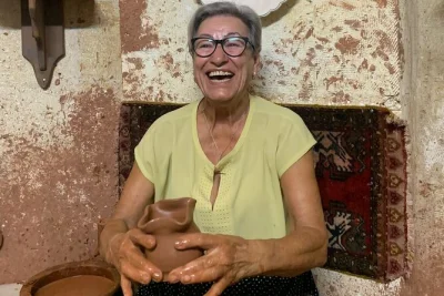 Découvrez la poterie à avanos, cœur artisanal de la cappadoce. participez à un atelier familial, rencontrez les artisans et créez votre propre pièce – tout le matériel et eau en bouteille inc
