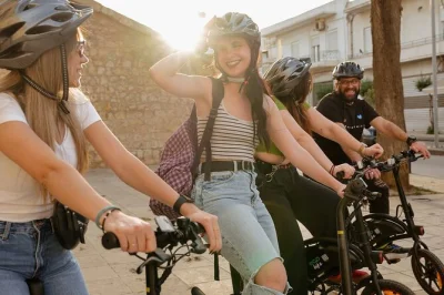 Descubre el casco antiguo de heraklion en e-bike, disfruta de meze griego y vino, y recorre las murallas venecianas con guía local. incluye recogida, bebidas y wifi.
