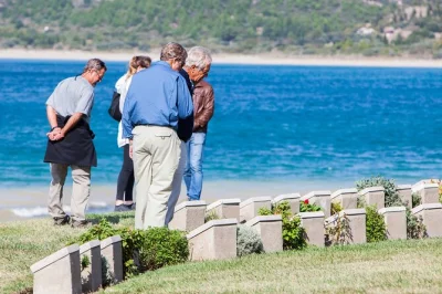 Gallipoli e istanbul, visita guidata ai campi di battaglia con pranzo tradizionale a eceabat e transfer dall’hotel. scopri la storia con una guida locale.