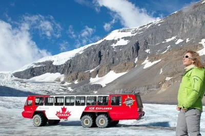 Scopri il freddo dell’athabasca glacier, sali sull’ice explorer e cammina sullo skywalk di vetro in questa gita da banff con guida, pranzo al sacco e pickup incluso.