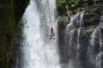 Découvrez les chutes nauyaca près de manuel antonio : randonnée en pleine jungle, baignade dans des bassins naturels, sauts depuis les rochers et déjeuner inclus avec guide et transfert.