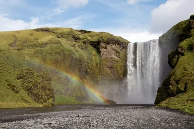 Scopri la potenza di skógafoss, cammina sulla spiaggia nera di reynisfjara e avvicinati al ghiacciaio sólheimajökull in questo tour di un giorno lungo la costa sud dell’islanda con partenza da re