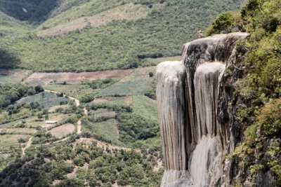 Scopri la freschezza di hierve el agua, ammira l’imponente albero tule, esplora le rovine di mitla e gusta il vero mezcal con guida locale—trasporto in auto climatizzata incluso.
