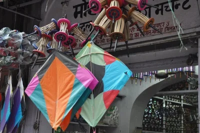 Explore o centro histórico de jaipur com um tour a pé provando comidas de rua, conhecendo artesãos locais e visitando uma família tradicional. experiência guiada e cheia de sabores.