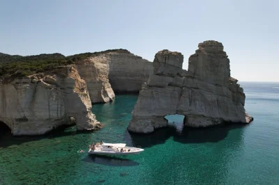 Scopri milos con una gita in speedboat a kleftiko, esplora grotte marine guidato, fai snorkeling in baie cristalline e gusta snack locali. attrezzatura e foto incluse.