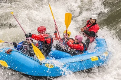 Vivi l’emozione sul fiume più selvaggio d’islanda con guide esperte, tute stagne e paesaggi mozzafiato. include trasferimento, attrezzatura completa e snack sul fiume per un’avventura unica.