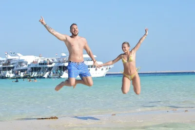 Partez de sharm el sheikh à bord d’un yacht de luxe pour découvrir ras mohamed et white island, avec deux arrêts snorkeling, déjeuner buffet et prise en charge à l’hôtel.
