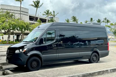 Évitez les files de taxi à honolulu grâce à un transfert privé vers les hôtels de waikiki, le port de croisière ou kahala. van climatisé, prise en charge flexible, chauffeur local, tout compri