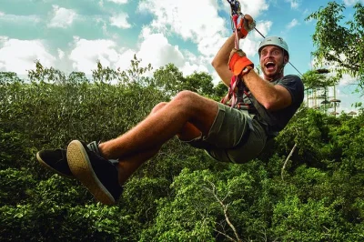 Sinta a adrenalina nas 10 tirolesas perto de cancún, faça um passeio de jipe pela selva e nade em um cenote exclusivo. inclui traslado, almoço e guias locais.
