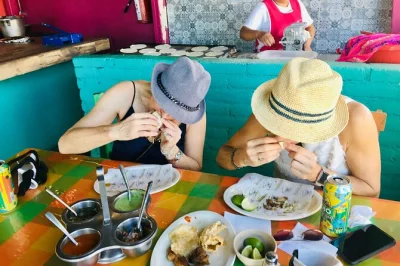 Scopri i quartieri autentici di cabo san lucas con un tour gastronomico locale, piatti abbondanti in 5 locali a conduzione familiare, degustazione di mezcal e due guide. bevande incluse.