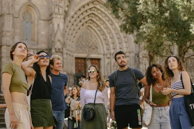 Explore o bairro gótico de barcelona com guia local, visite a praça sant felip neri, catedral de barcelona e outros pontos históricos. tour guiado pelos principais destaques da cidade.