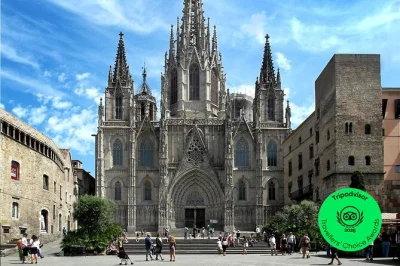 Sinta o ritmo do bairro gótico de barcelona em um tour a pé com guia local. explore ruas históricas, visite a catedral de barcelona e termine com pintxos e bebidas.