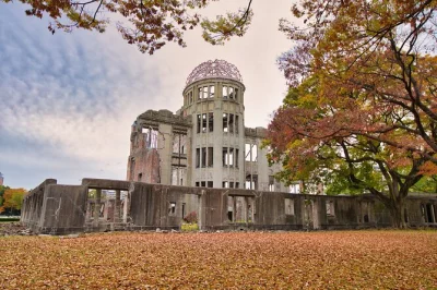Scopri la storia a hiroshima con il peace memorial, attraversa in traghetto per miyajima e gusta un autentico okonomiyaki con guida in inglese.