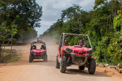 Vivi l’emozione di guidare un buggy nella giungla vicino playa del carmen, tuffati in un cenote naturale e gusta snack con la gente del posto. pickup andata e ritorno e attrezzatura snorkeling inclu