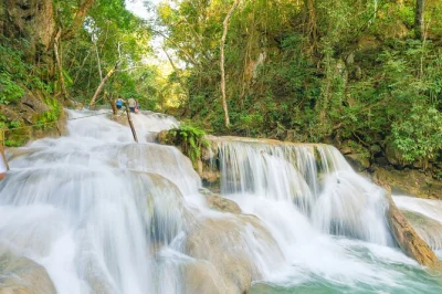Da huatulco alle cascate di copalitilla tra sentieri nella giungla, bagni in piscine limpide, tortillas fatte a mano e caffè locale, con guida e trasporto inclusi.