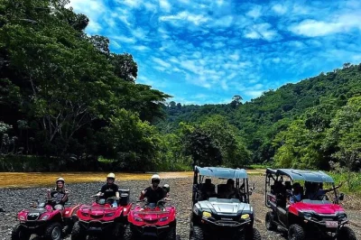 Vivez l’adrénaline dans la jungle de jaco avec balades en atv, tyrolienne, cheval, descente de cascade et déjeuner costaricien. journée complète avec guides et équipement inclus.