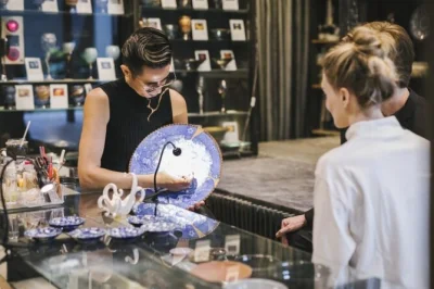 Descubra a beleza silenciosa do kintsugi em tóquio com o mestre taku. restaure cerâmicas usando ouro verdadeiro, aprenda sobre wabi-sabi e leve para casa sua peça reparada. todos os materiais inclu