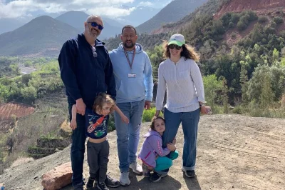 Découvrez les montagnes de l’atlas lors d’une excursion d’une journée depuis marrakech. randonnée jusqu’à une cascade, déjeuner berbère chez l’habitant et visite d’une coopérative d