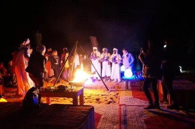 Erlebe marrakesch, überquere den atlas, reite auf kamelen durch die erg chebbi dünen und schlafe unter sternen. inklusive abholung, berber-guide und lagerfeuer-dinner.