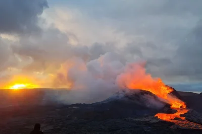 Islande, volcan fagradalsfjall, randonnée guidée par un géologue, transport et équipement inclus. découvrez la lave fraîche et l’histoire volcanique du reykjanes.