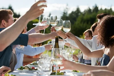 Entdecke pompejis antike straßen, genieße vesuv-weine bei einer lokalen kellerei und wandere zum krater des vesuvs – mit tickets ohne anstehen und abholung inklusive.