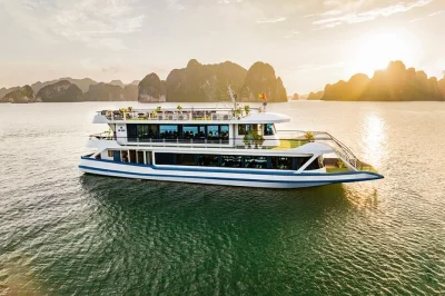 Descubre la bahía de halong y sus icónicos picos de piedra caliza en un crucero 5 estrellas con recogida en hotel en hanoi y guía en inglés. kayak en la cueva luon, subida a la isla ti top y almue