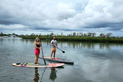 Stand up paddling am noosa river mit lokalem guide lernen. gruppenkurs, 1 stunde board-verleih, komplette ausrüstung inklusive. perfekt für anfänger und alle altersgruppen.