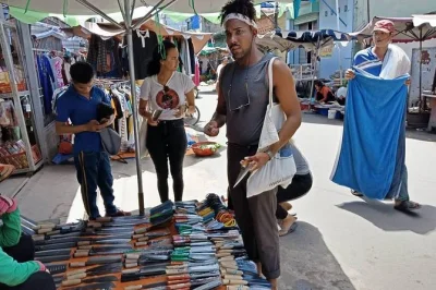 Participe de uma aula prática de culinária em saigon: visite um mercado úmido, escolha ingredientes frescos da fazenda e prepare pratos vietnamitas autênticos. transfer do hotel incluído.