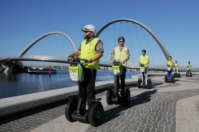 Esplora perth con un tour guidato in segway. scivola lungo il fiume swan, visita elizabeth quay, la bell tower e parchi nascosti. prenota ora!