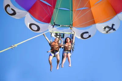 Vivi l’emozione del parasailing sulla costa del mar rosso a sharm el sheikh con transfer privati, equipaggio locale e tour in barca con accesso alla spiaggia.
