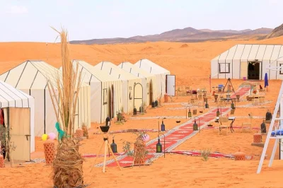 Réveillez-vous au lever du soleil à merzouga, traversez les dunes dorées à dos de chameau et dormez dans une tente saharienne de luxe avec salle de bain privée. transfert, hôtel et soirées musi