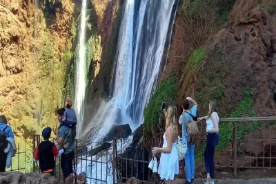 Découvrez les cascades d’ouzoud, traversez-les en bateau, observez les singes sauvages et savourez un déjeuner tranquille. prise en charge à l’hôtel de marrakech, guide local et transport incl