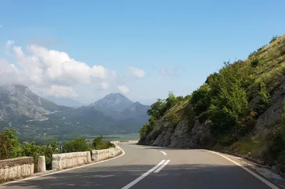 Privater transfer vom flughafen podgorica nach tivat. englischsprachige fahrer, saubere autos und tür-zu-tür-service. buchen sie jetzt ihr montenegro flughafentaxi.