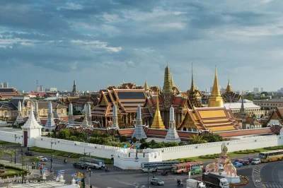 Découvrez le grand palais de bangkok, le bouddha d’Émeraude et le bouddha couché lors d’une visite privée guidée. transfert hôtel inclus et conseils d’expert. réservez dès maintenant.